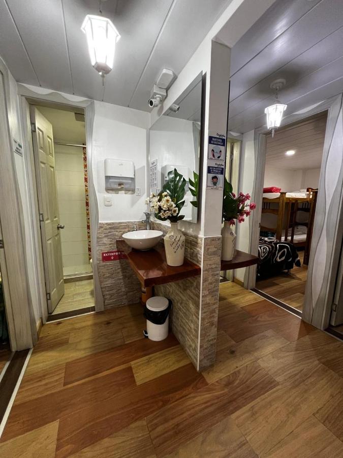 Lit Simple dans Dortoir Mixte