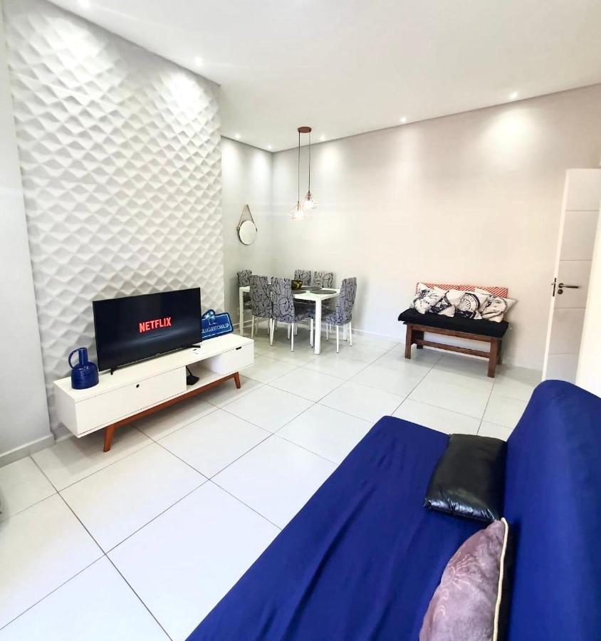 Apto. com varanda gourmet e piscina aquecida - B&B Bertioga