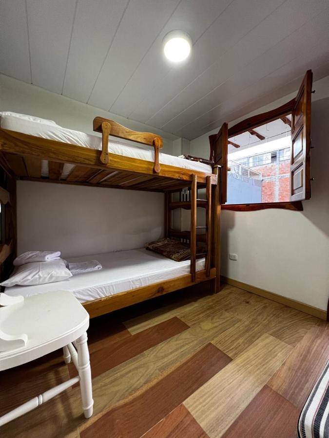 Lit Simple dans Dortoir Mixte