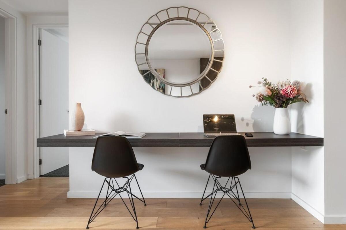 Stylish Retreat with St Kilda Action at Your Door - B&B Melbourne