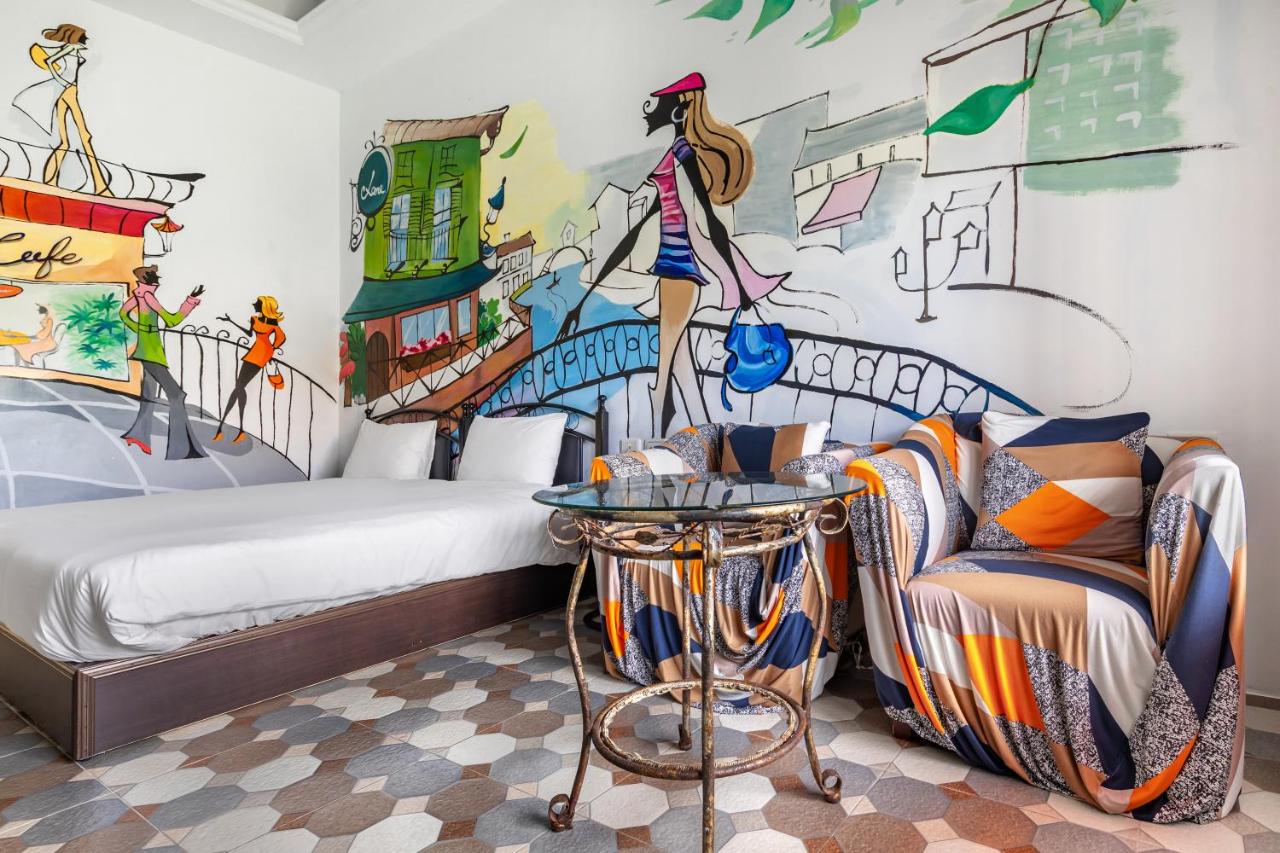 Habitación con cama extragrande y vistas al jardín 