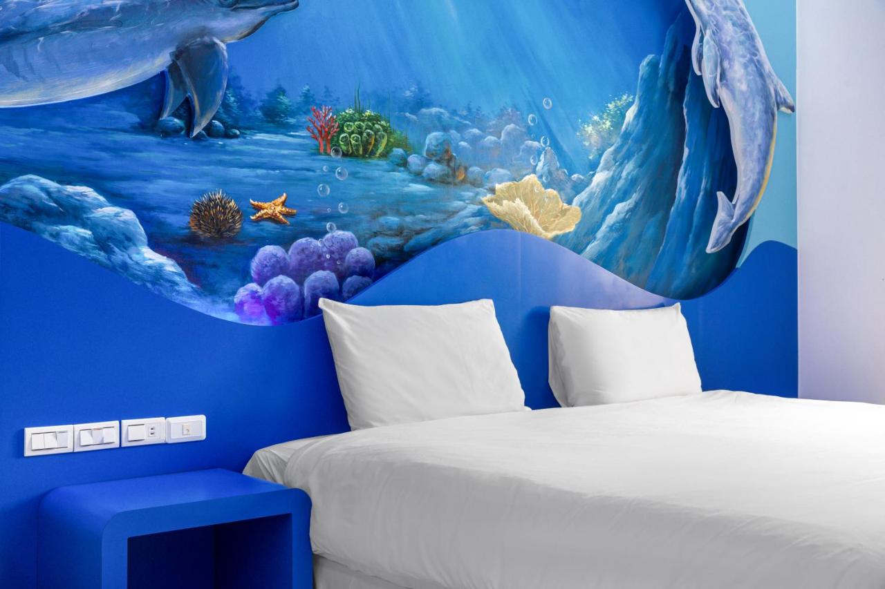 Habitación con cama extragrande y vistas a la montaña