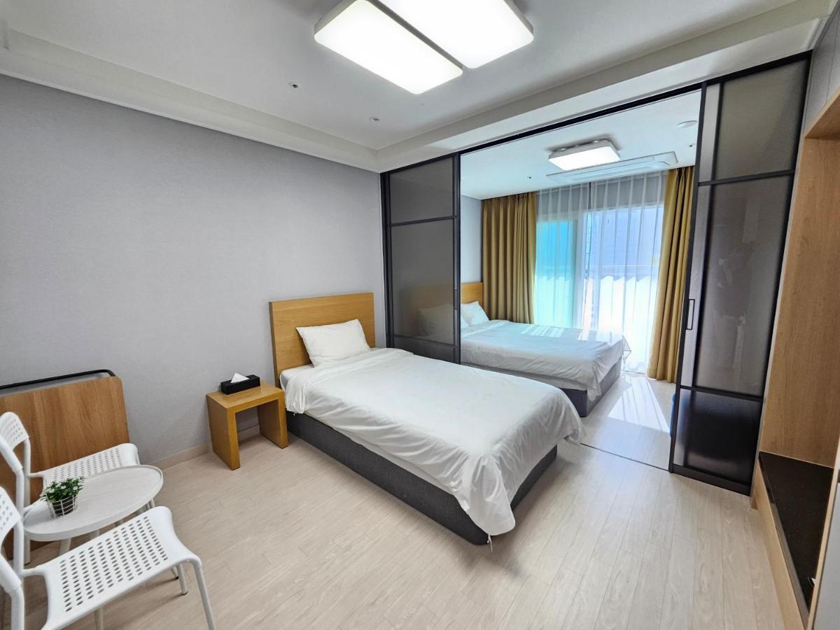 여수호텔 퍼스트시티 430호 트윈 하프오션뷰 - Bed and Breakfast Ungdong