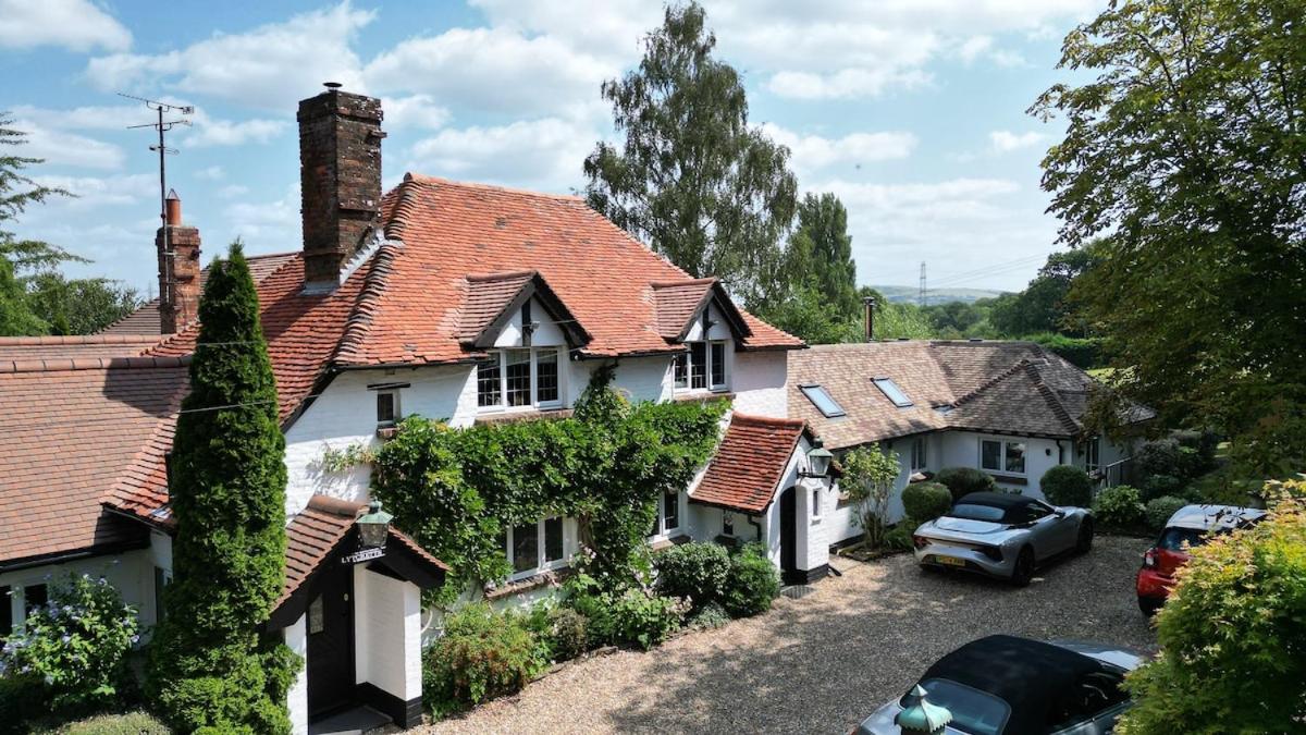 Luxury Home, spectacular grounds, pool & hot tub - Chambres d’hôtes Woodmancote