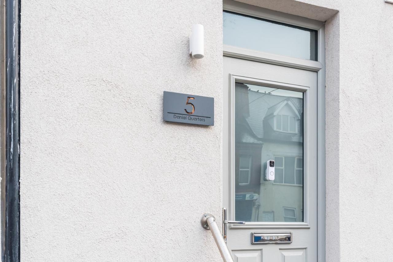 Central 2 Bedroom Apartment with Free Parking Sleeps 8 & Walk to City Centre & Arena - Ferienwohnung Nottingham