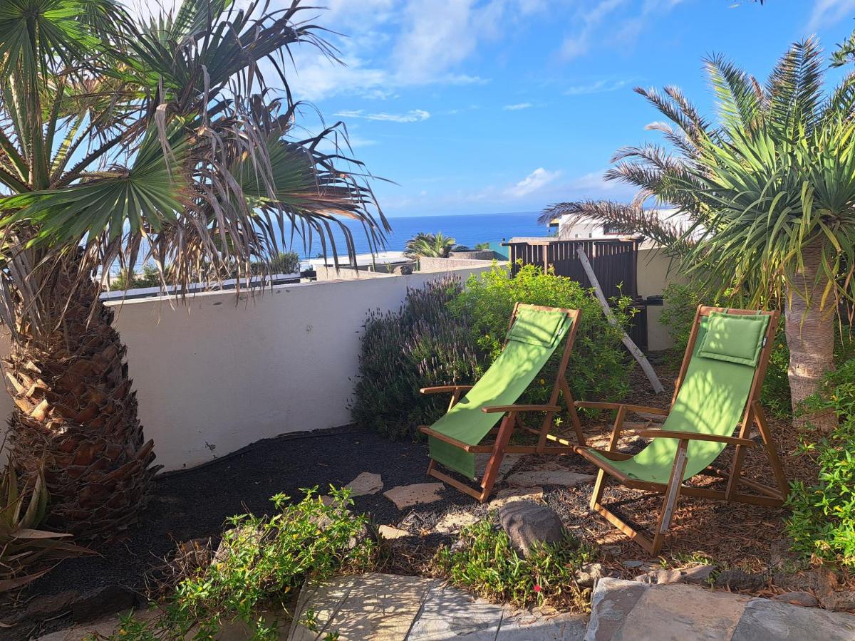 Beautiful small bungalow, amazing views and garden - Bed and Breakfast Famara