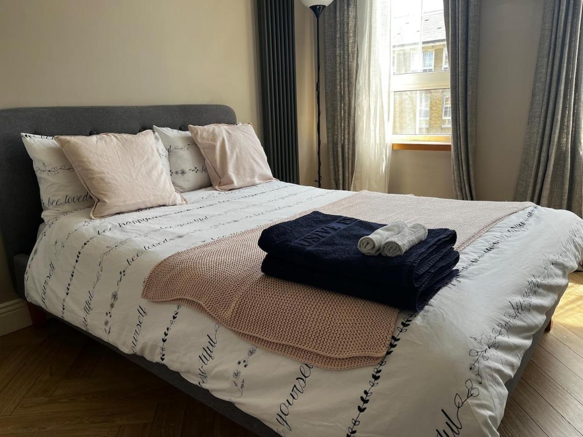 Two Bedroom Riverside Apartment in Rotherhithe Village - B&B Londra