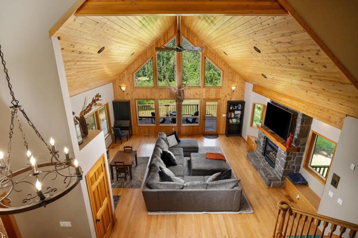 Iron Mountain - Spacious Secluded Lodge with Hot Tub & Game Room - Bed and Breakfast Sandy
