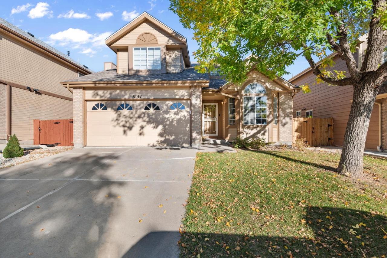 Game Room Paradise, Firepit & Outdoor Movies - B&B Arvada