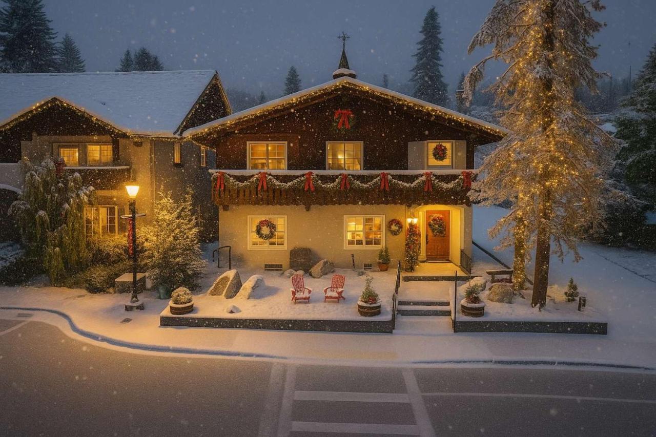 Snowcreek Suite - Cedar - ADA- Hot Tub - Kitchenette - B&B Leavenworth