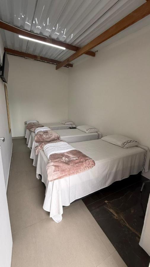 Dreibettzimmer mit Poolblick