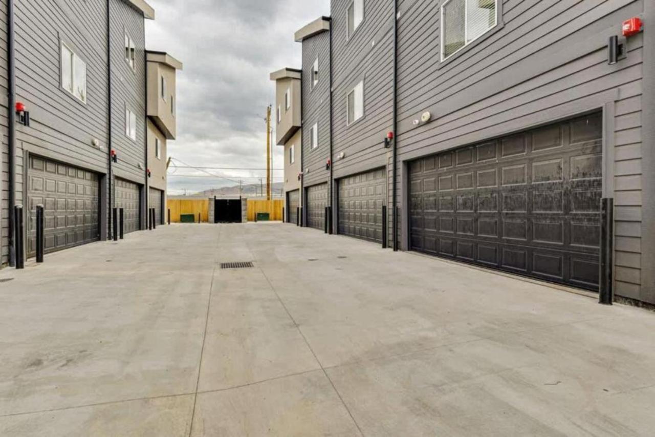 3 Min to DT - 2 Car Garage - Lux Townhome - King Bed - B&B Salt Lake City