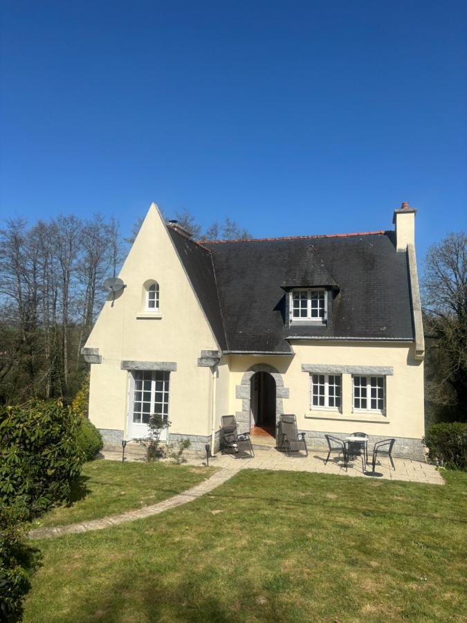 Fontaine Blanche River View, Large Patio & Garden in Central Brittany with Starlink WiFi - Chambres d’hôtes Treffrin