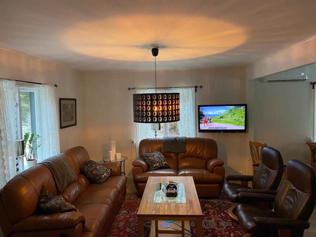 Pretty holiday house in the woods close to lake - Chambres d'hôtes Osby