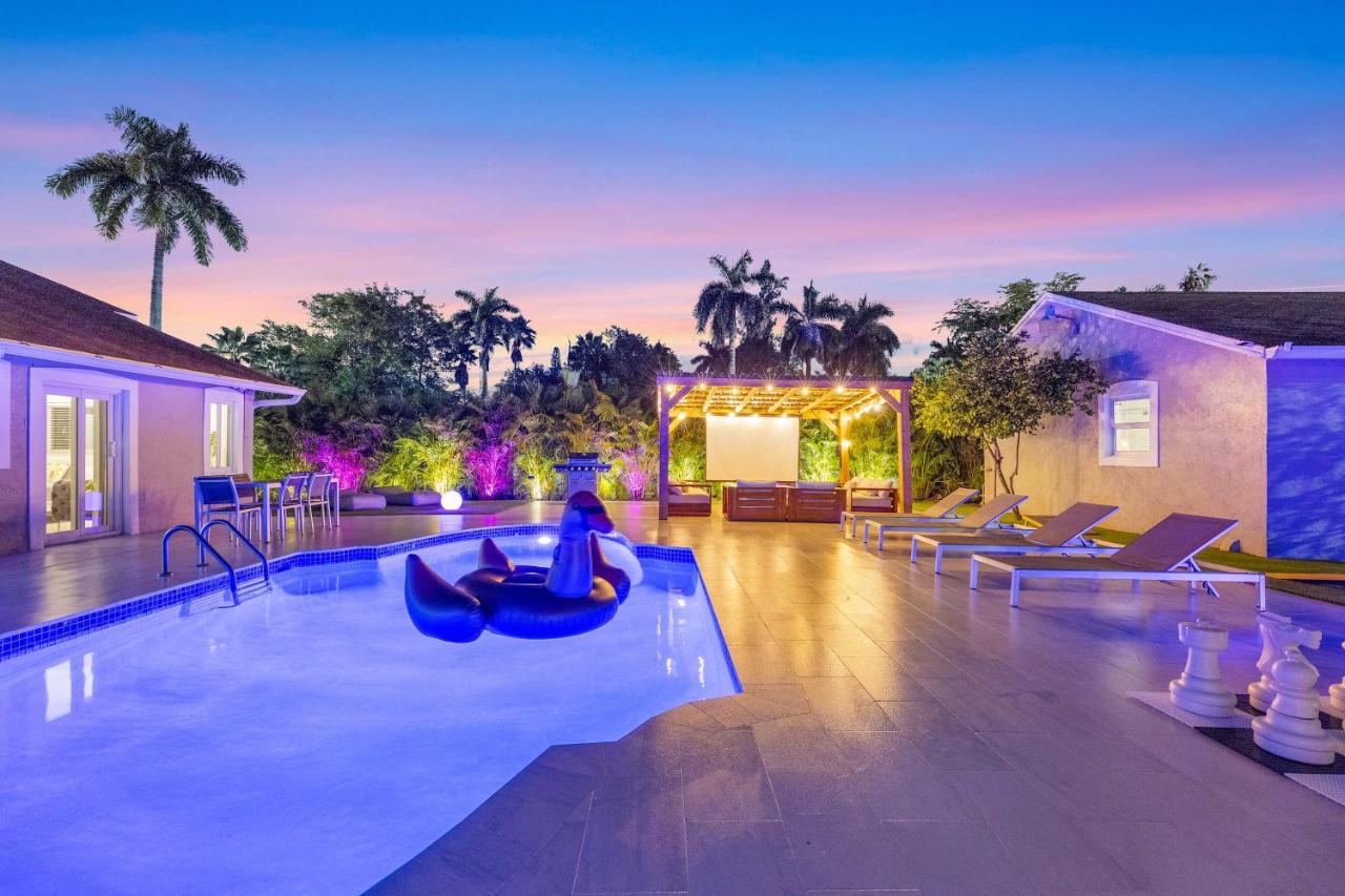 Luxury Villa Serena Heated Pool 15 min to Beach - Bed and Breakfast Miami