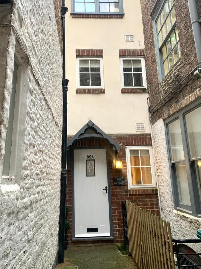 89a Church Street - Luxury Two Bed Apartment with Roof Terrace - Bed and Breakfast Whitby