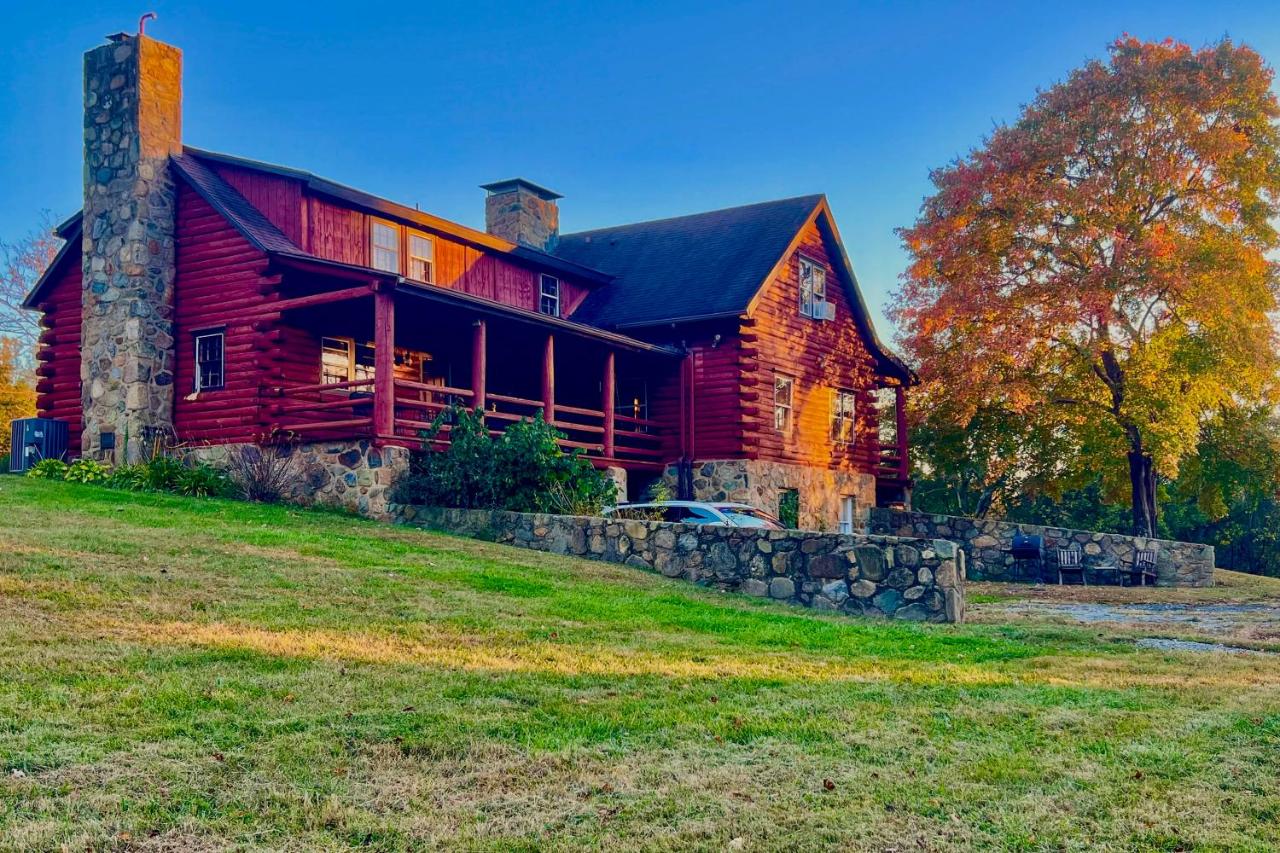 Cozy Log Cabin Getaway with Fire Pit and 3 Acres! - Bed and Breakfast Ruckersville