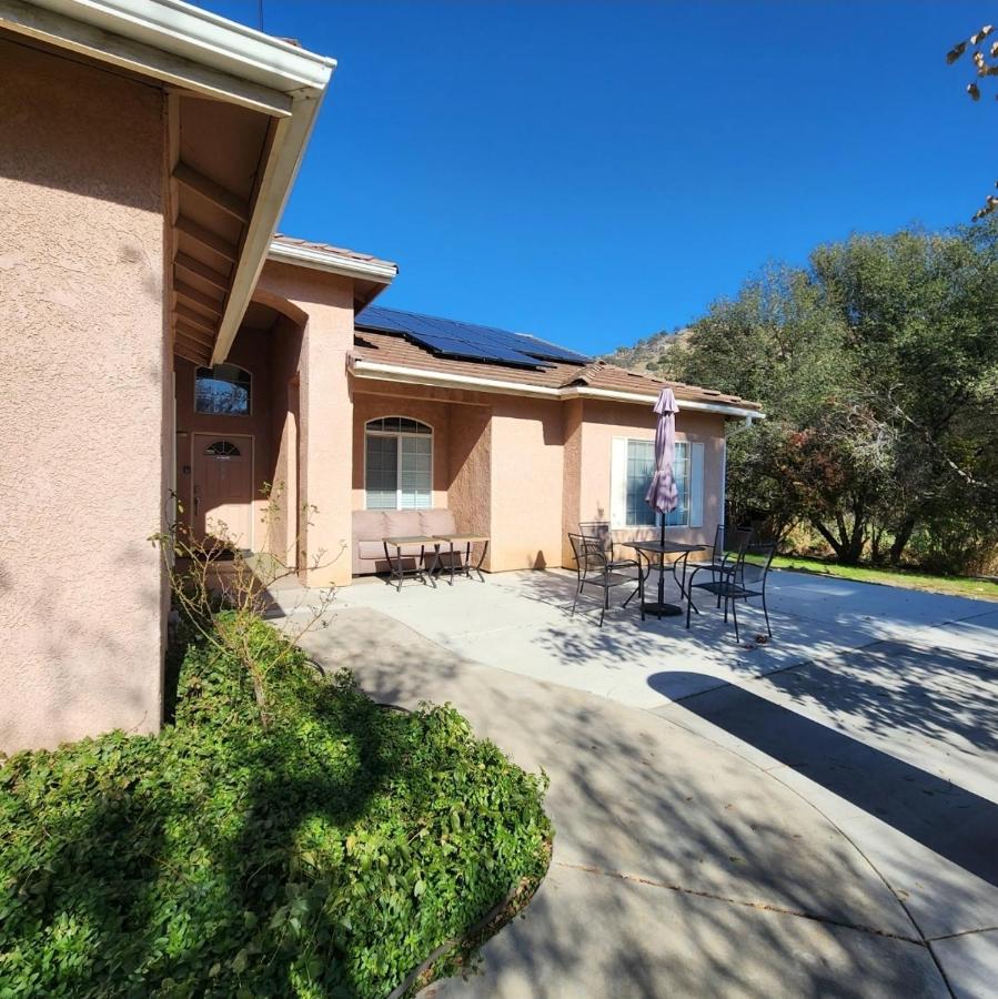 The Gathering Spot-6 miles from Sequoia Nlt'l Park - B&B Three Rivers