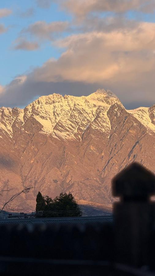 Queen's Fernhouse Mountain View Holiday Home - Bed and Breakfast Queenstown