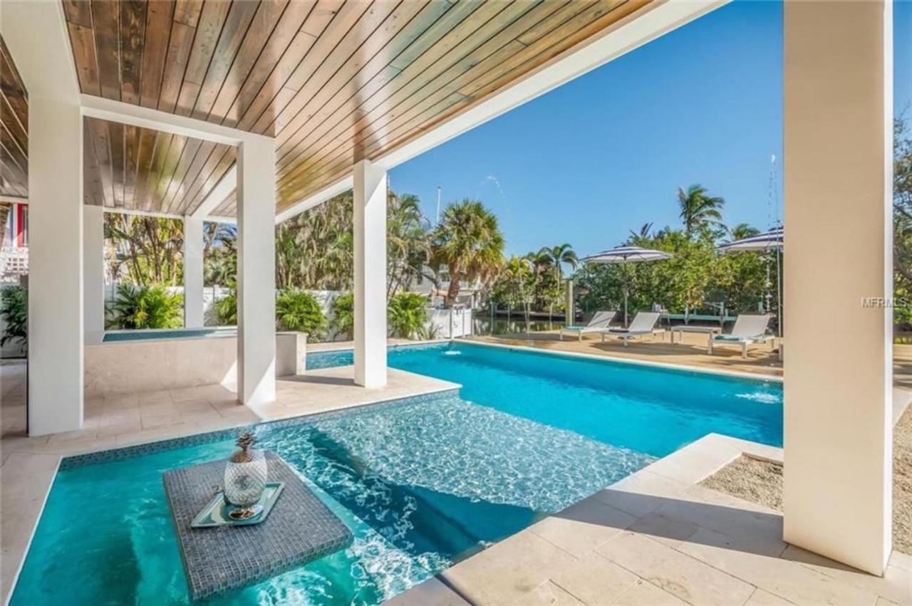 Sea La Vie Beach House - Luxurious 4BR Home W Pool Spa Dock Canal Access on Anna Maria Island - B&B Anna Maria