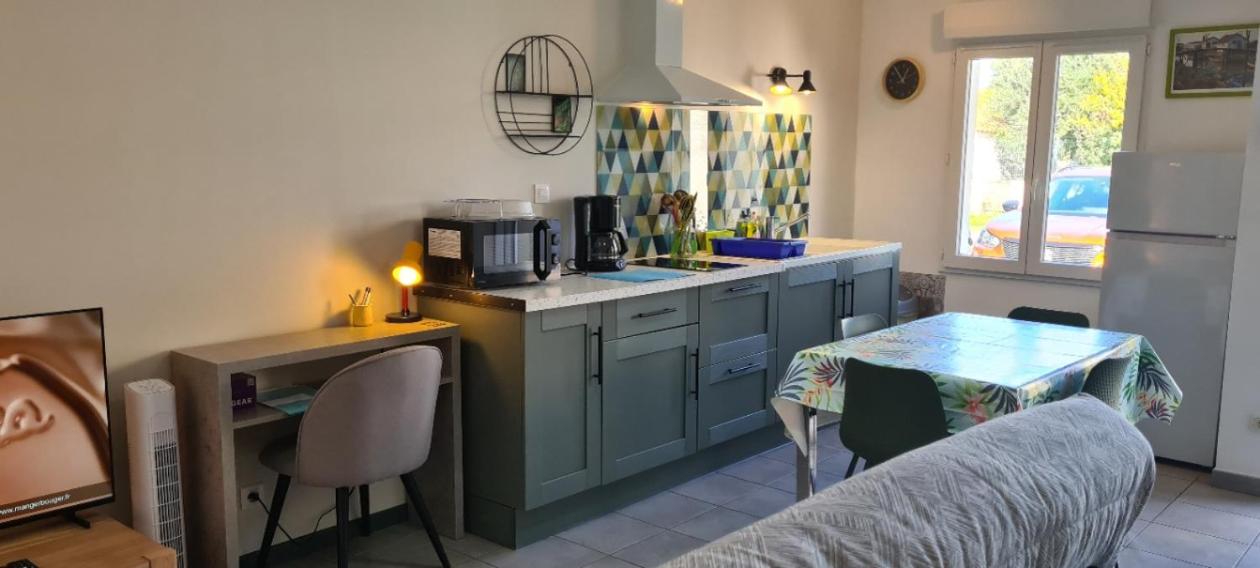 Maison Sabline 3 - T2 avec terrasse et parking 700m de l'océan - bébé bienvenu - B&B Yves