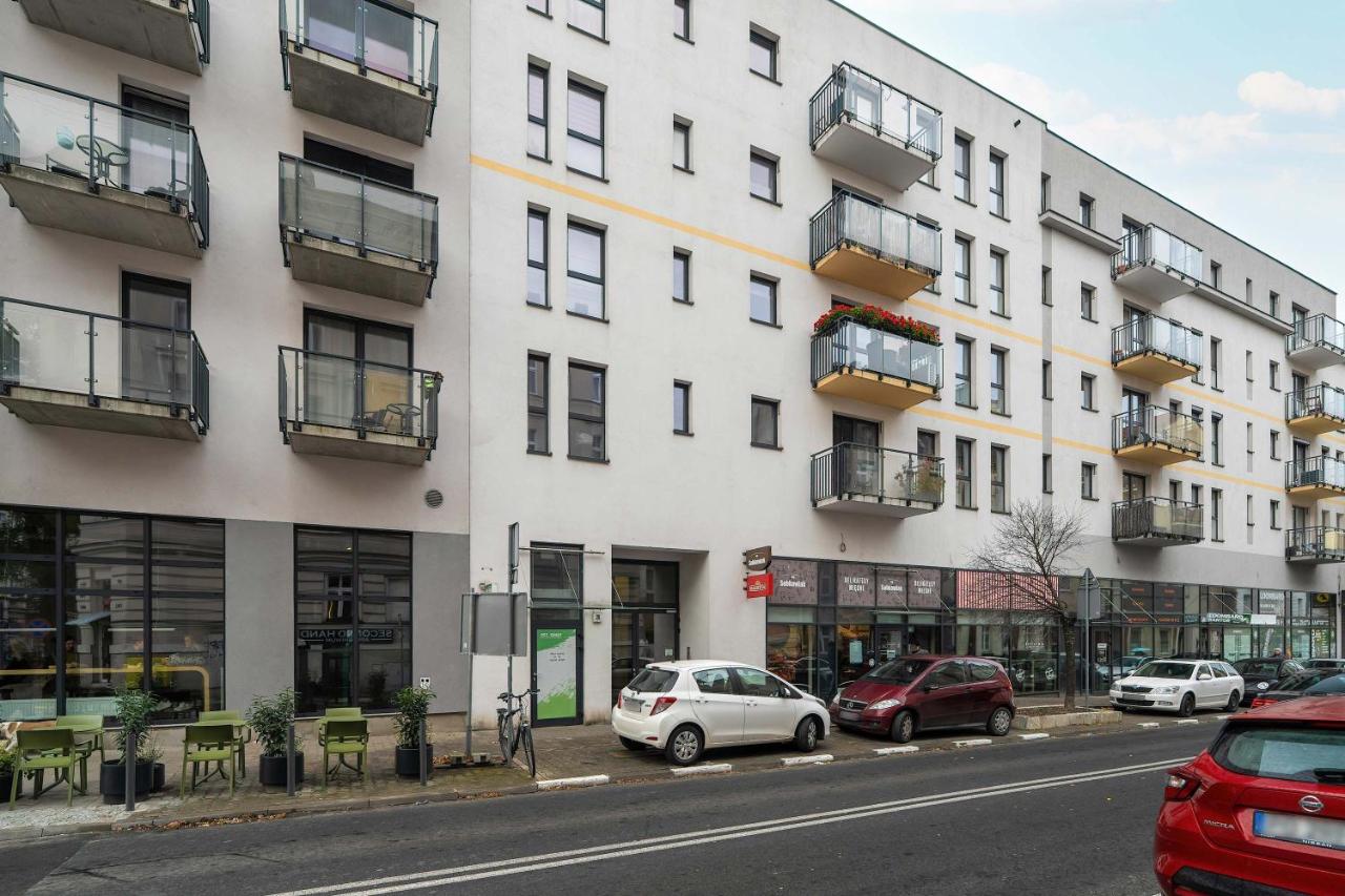 Red and Grey Apartment for 8 People in Poznań with Parking by Noclegi Renters - B&B Posnania