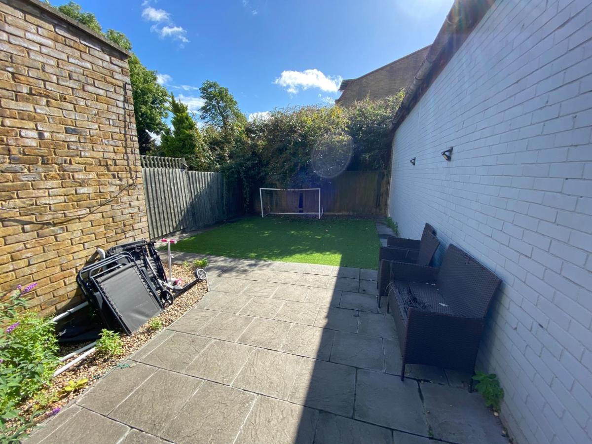 Stylish 3-Bed Flat Opposite Central Line Station - B&B Londra