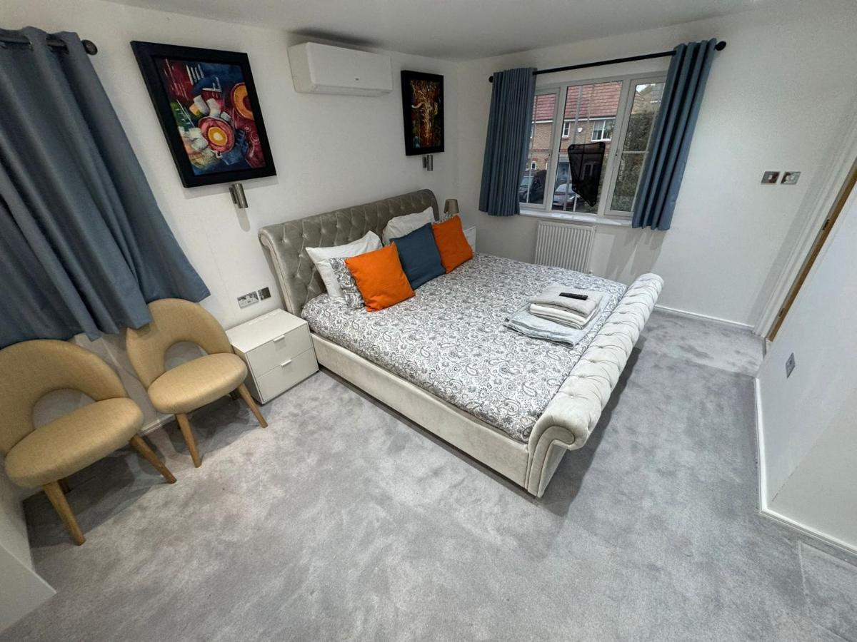 WBC R1 - Modern Large Ensuite Room - Wednesbury - B&B Bilston