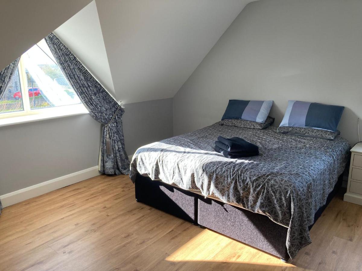 Zimmer mit Kingsize-Bett und Bergblick