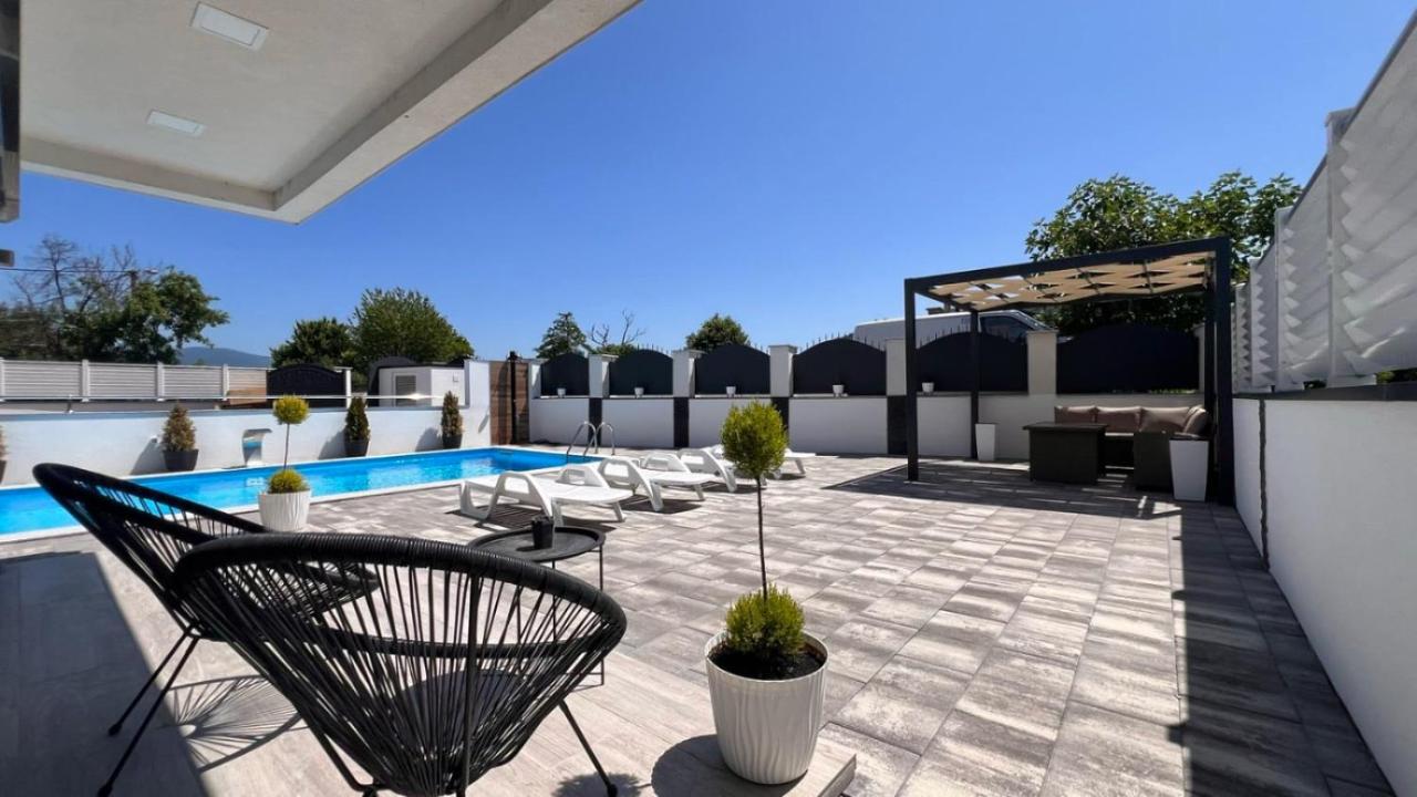 White house Paradise - Ferienwohnung Bihać