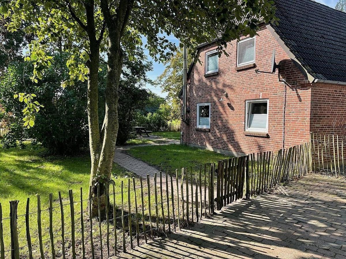 Großzügiges Ferienhaus mit großem Garten in Alleinlage - B&B Niebüll