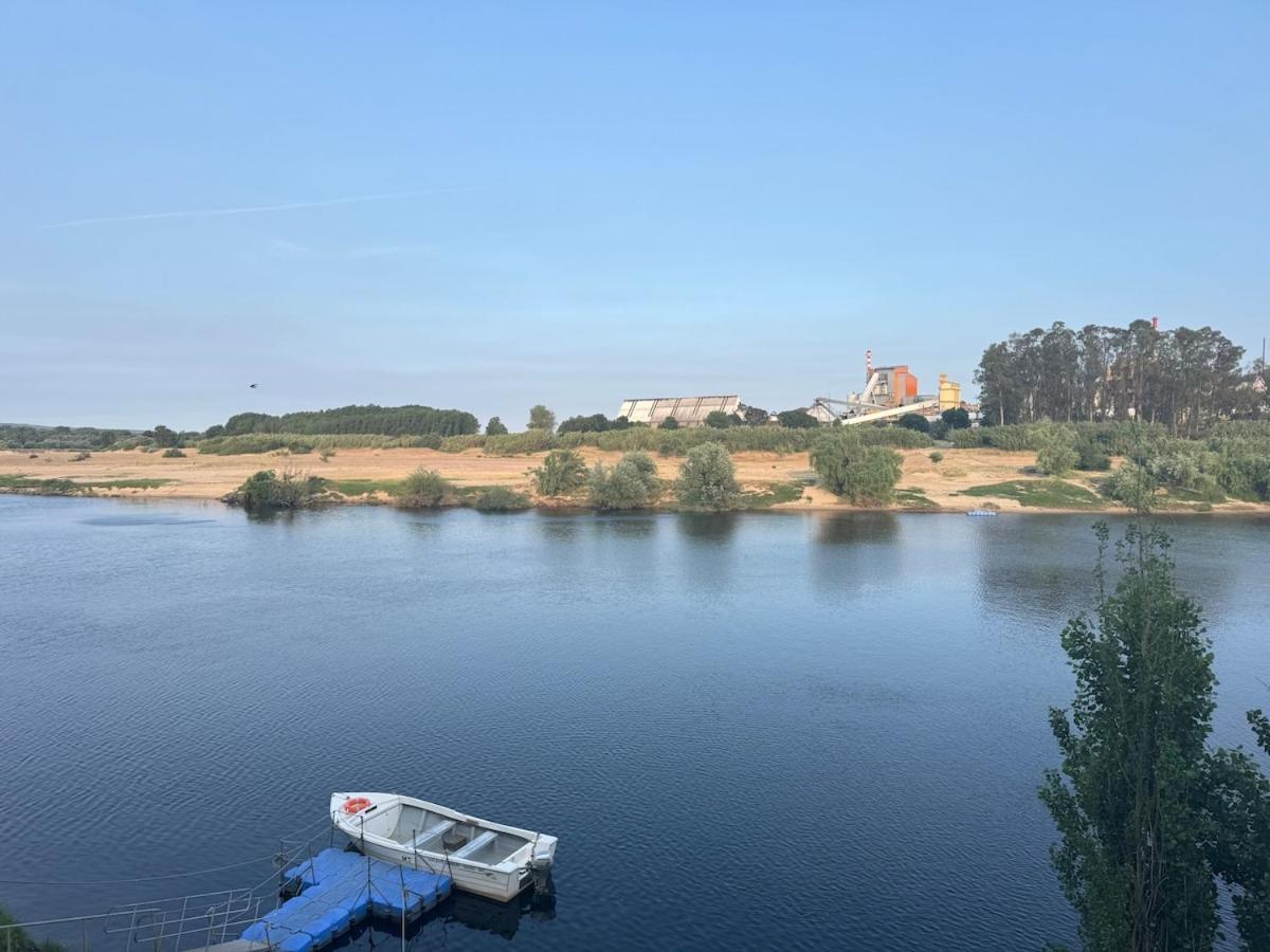 Casa Turquesa Pet-Friendly, Riverfront Home - Chambres d'hôtes Constância