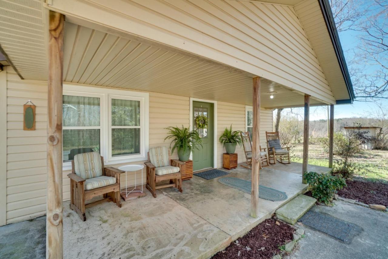 Wine Country Retreat with Fire Pit and Sunroom! - Chambres d’hôtes Dahlonega