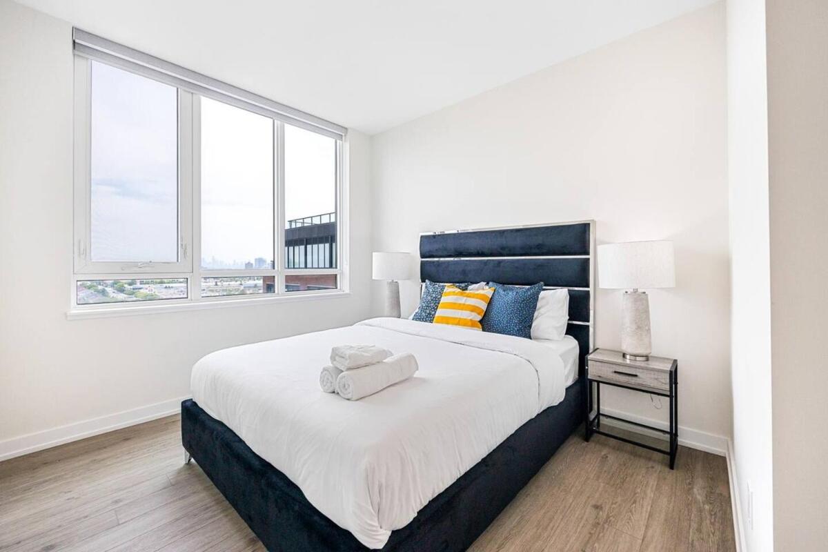 Spacious 3-Bedroom SkyLoft with Beautiful City Views and Parking - B&B Toronto