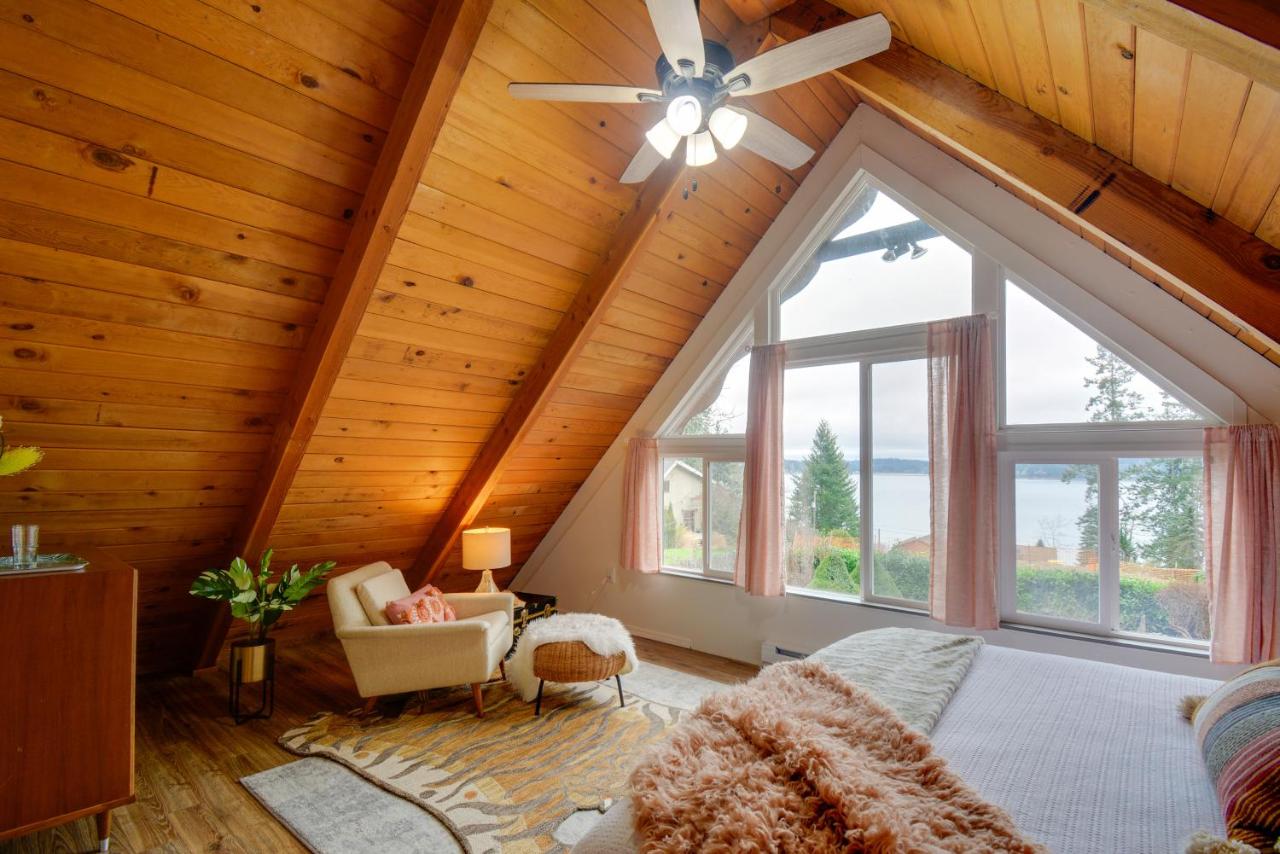 Coastal Cabin with Puget Sound and Rainier Views! - B&B Allyn