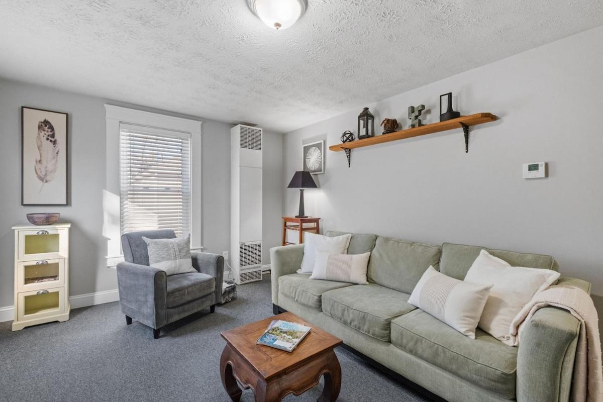 Cozy & Warm 2nd Flr Mid Term Rental - B&B Manchester