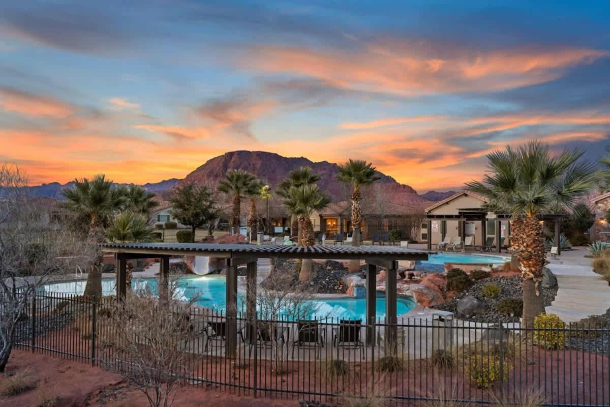 33| Poolside Retreat in St George with 3 Deck Views - B&B Santa Clara