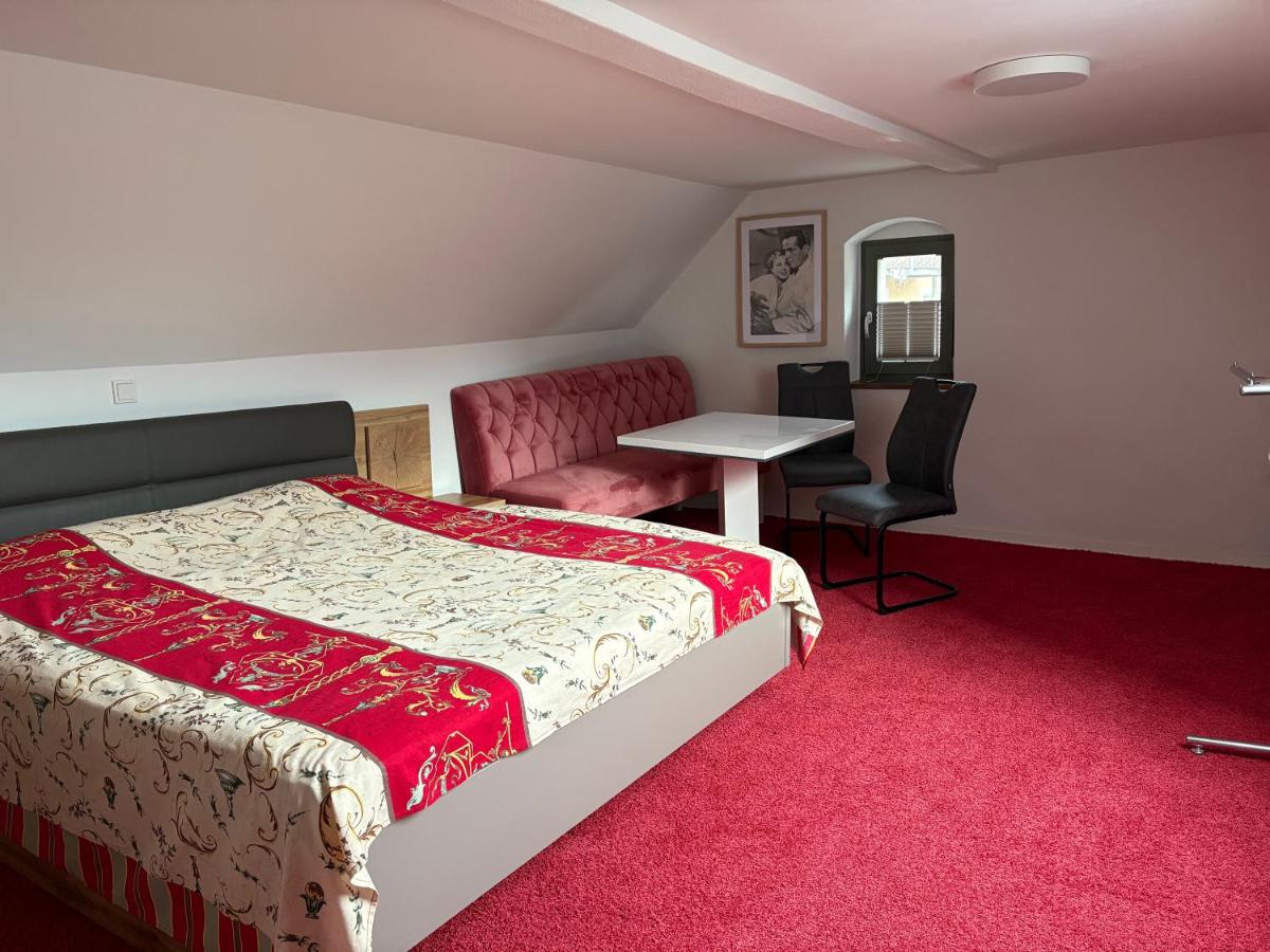 Camera Matrimoniale con Servizi Igienici in Comune