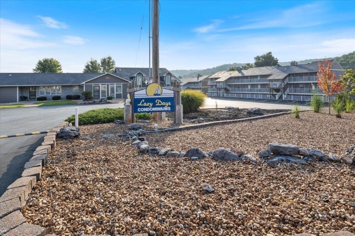 LazyDays Pet-Friendly Condo w/ Pool & Slip at 3M - Bed and Breakfast Osage Beach
