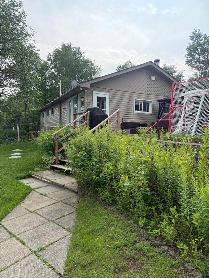 3 Bedroom Lakefront Cottage, OFSC & Trails Nearby - Chambres d'hôtes Field