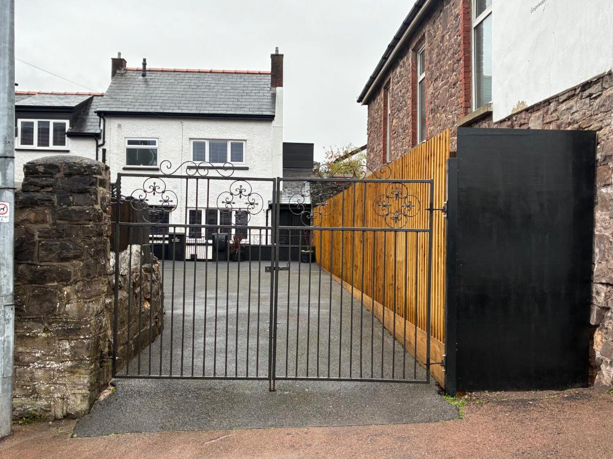 Cottage central location with own private driveway - B&B Abergavenny