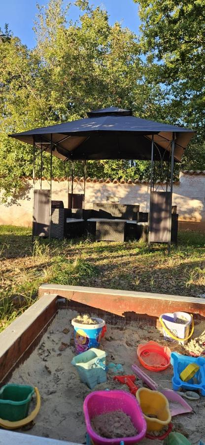 Nice holiday houses with Mediterranean garden - B&B Divšići