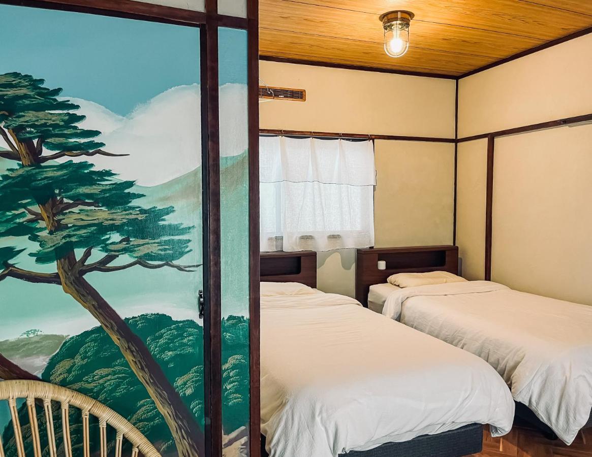 Tweepersoonskamer met 2 Aparte Bedden en Douche