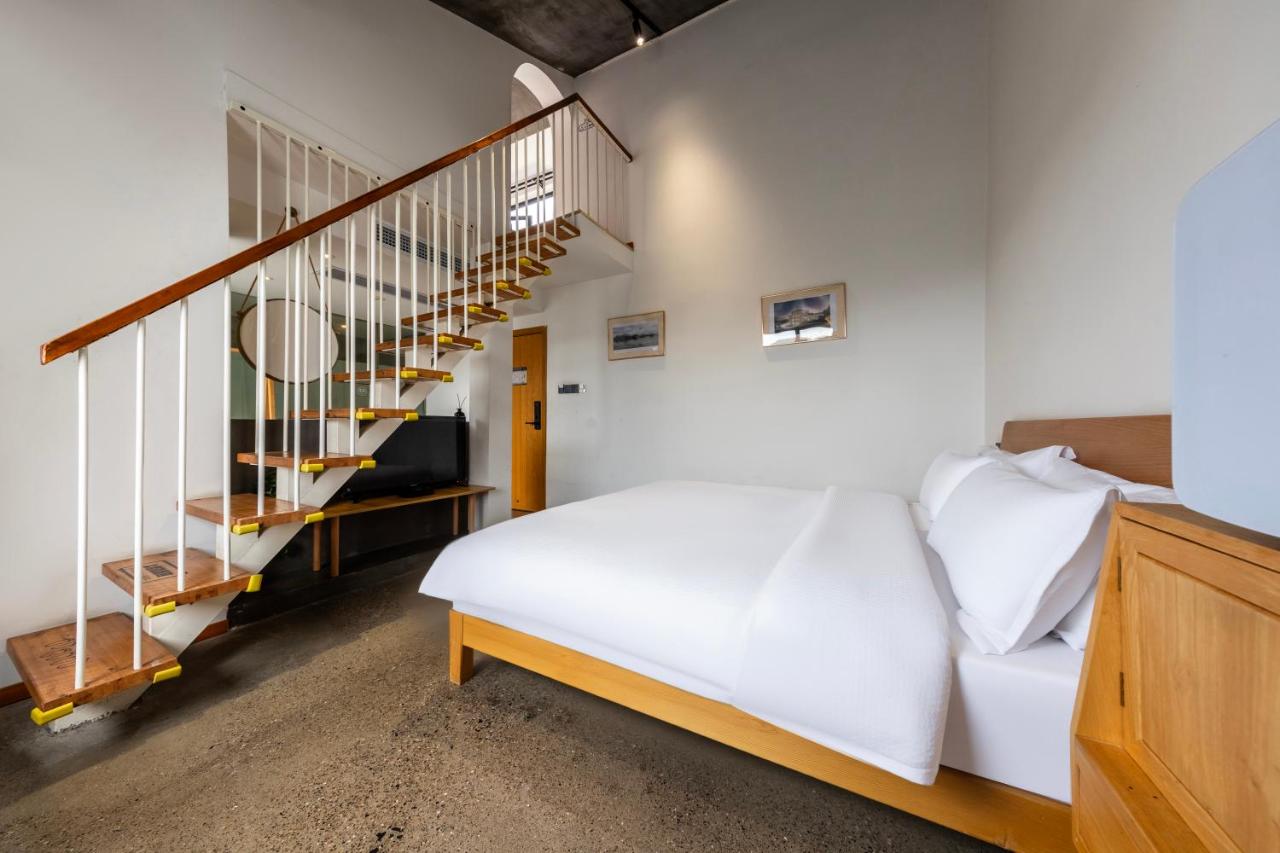 Habitación con cama extragrande y vistas a la montaña