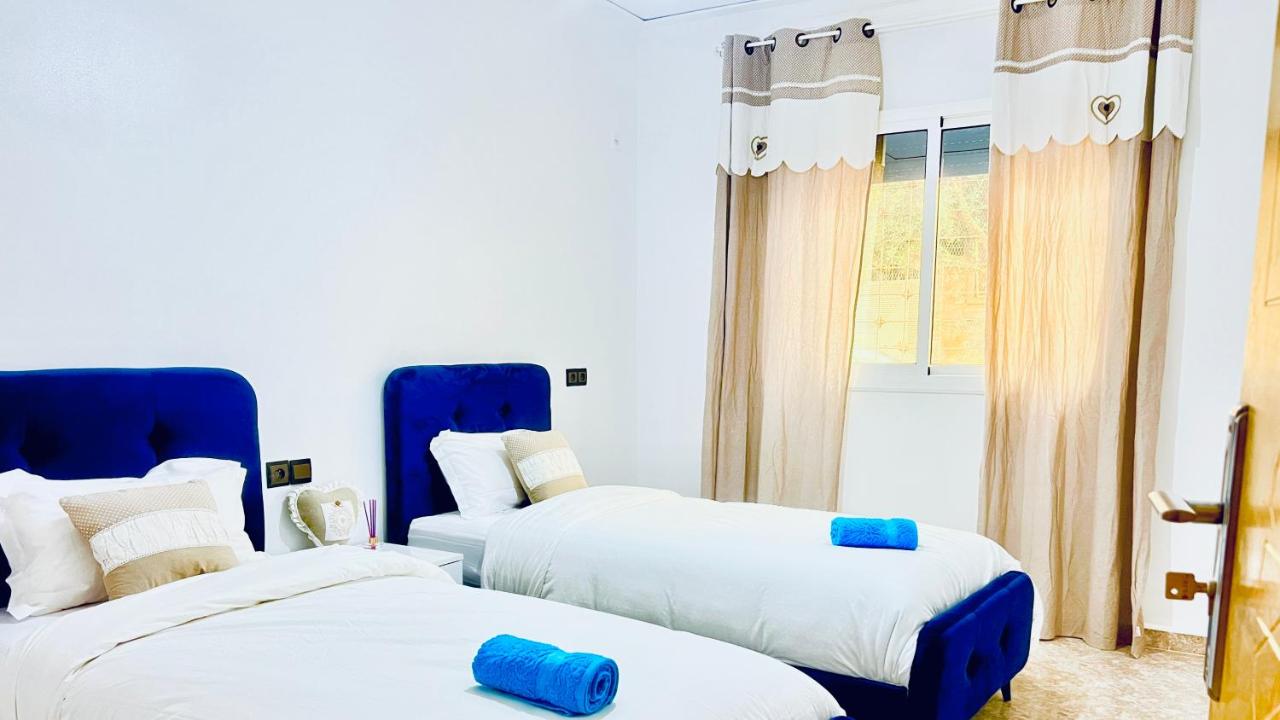 Magnifique maison famiiale moderne spacieuse de 150 m Avec de 3 chambres ,confortables et d un grand salon et terrasse, Idealement situee a 9 min du centre-ville elle se trouve à proximite de la route principale menant a l aeroport Berkane et Saidia - Chambres d’hôtes Oujda
