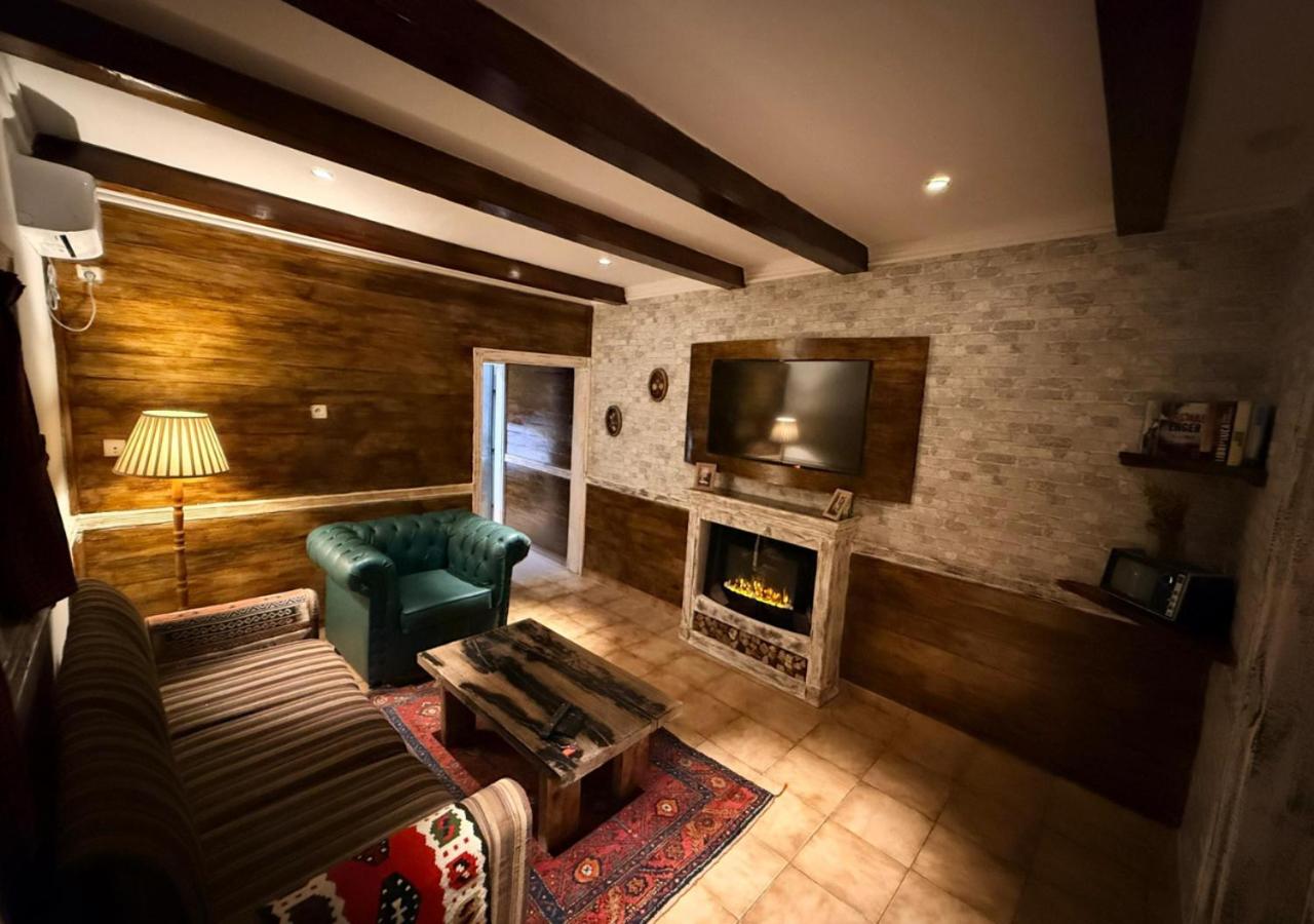 Estudio con vistas a la piscina