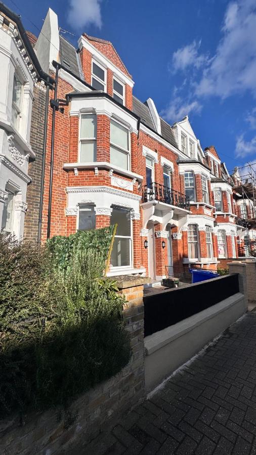 Deluxe Suite w PS5, Balcony, Netflix, Sleeps 6, ideal for relocators and professionals - B&B Londra