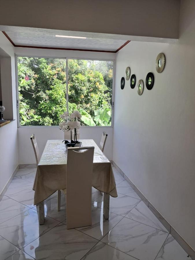 La villa aux 4 palmiers - Bed and Breakfast Le Lamentin