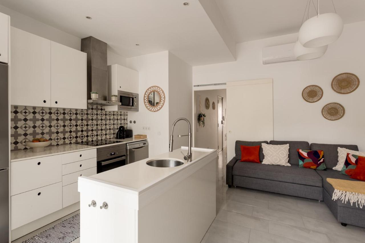 Stylish 2-Bedroom Apartment with Terrace in Alcântara - B&B Lisbona