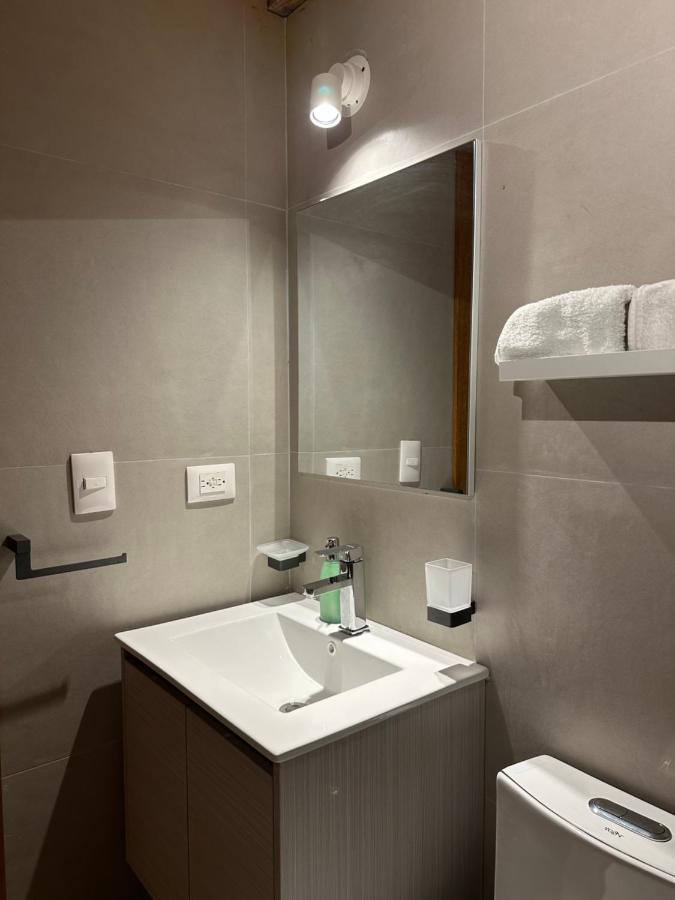 Studio mit Poolblick